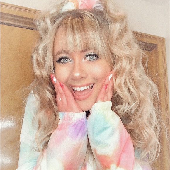 Meet your Posher, Kari Beth - Picture 3 of 5